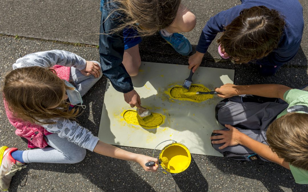 Kleine gelbe Kinderfüße für mehr Sicherheit